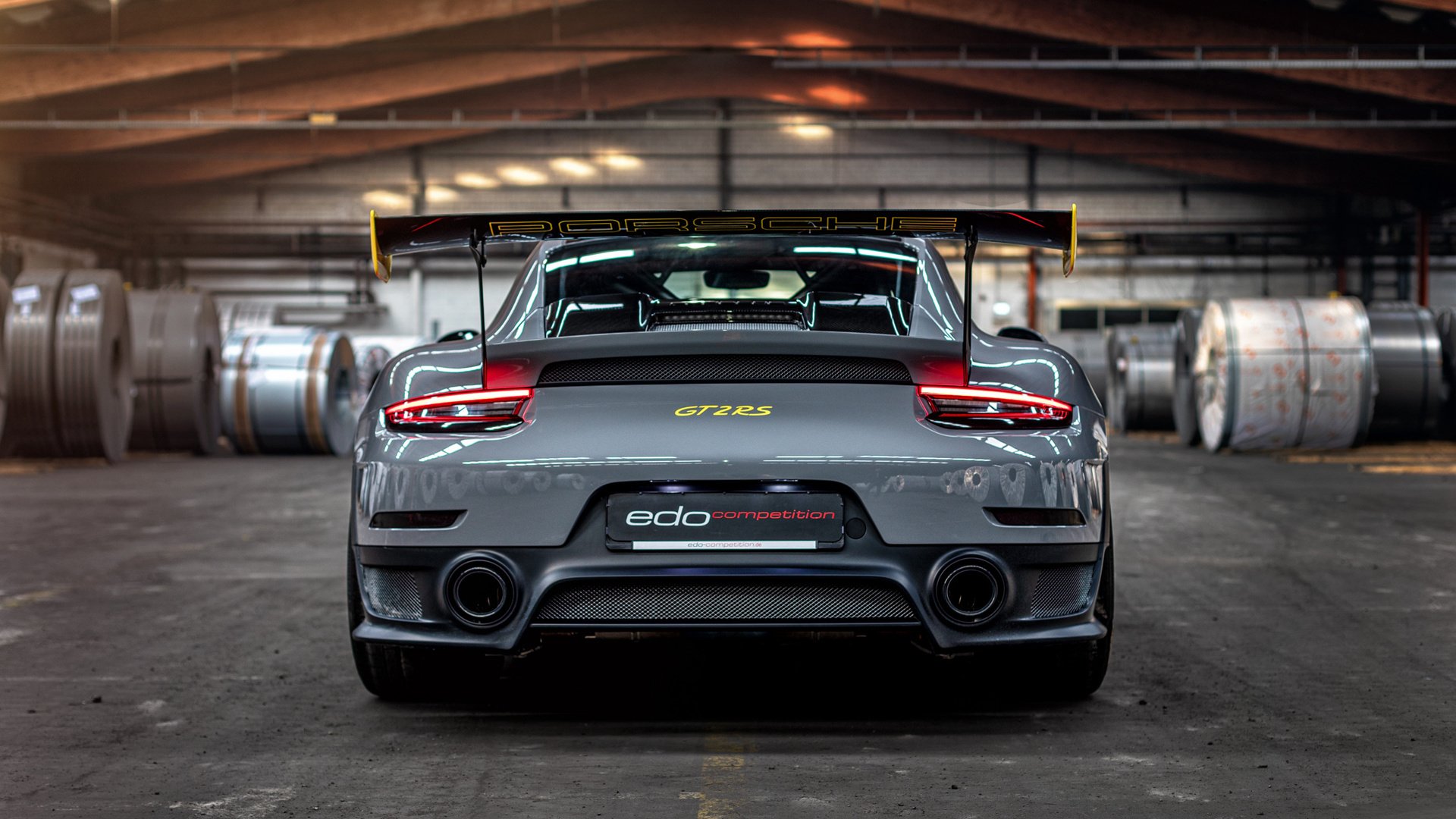 华体会hth-引擎轰鸣与篮球入网的交响，一场不可复制的体育之夜  第1张